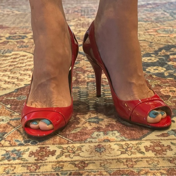 Classic GUESS Red Peep Toe Patent Leather  Size 8 mid heel excellent condition. - Picture 2 of 8